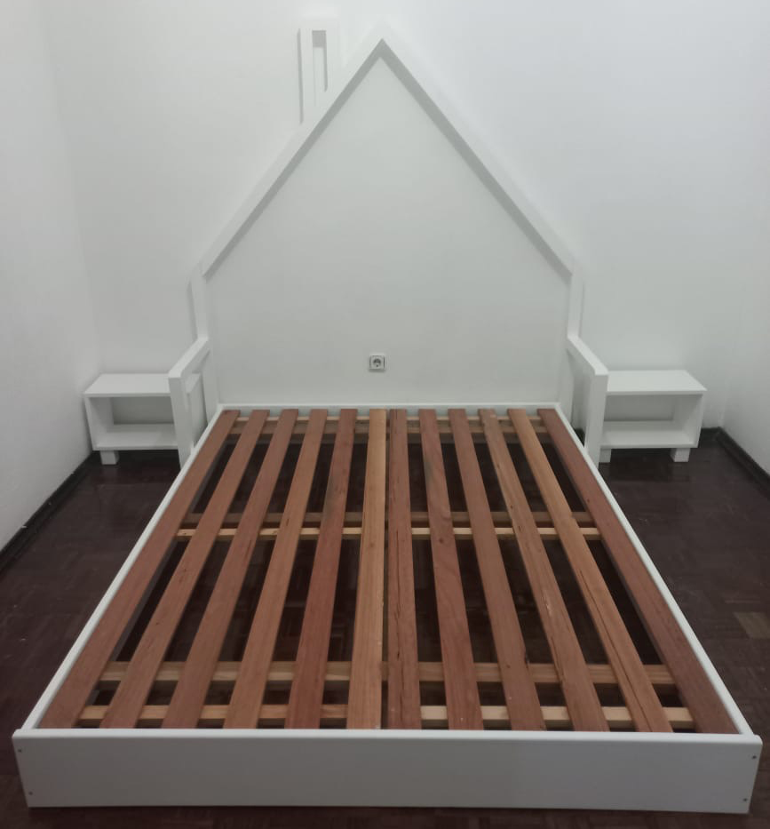 Estrutura de cama em madeira com cabeceira
