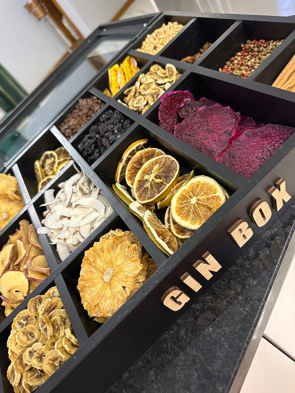 Gin Box WOOD'S Madeira Brava com frutas desidratadas